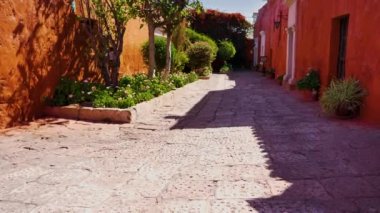 Kırmızı duvarları olan bir iç avluda geleneksel İspanyol tarzı. Aziz Catherine Manastırı, Arequipa Şehri, Peru. 