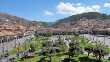 Ana Meydan 'da (Plaza de Armas) eski binalar ve barok tarzında katedral ile geleneksel koloni mimarisi. Cusco Şehri, Peru