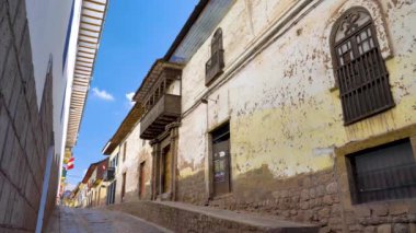 Cusco sokakları. Beyaz renkli eski evler eski inka duvarlarıyla geleneksel İspanyol tarzını birleştirir. Mavi Porselenler, balkonlar ve beyaz duvarlarla kontrastlı kapılar. Cusco Şehri, Peru.