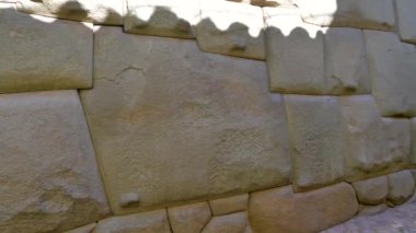 On iki açılı taşın etrafındaki yakın görüş arkeolojik olarak ünlü bir noktadır. Blok, Peru 'nun Cuzco kentinde Kültür Mirası olarak kategorize ediliyor.