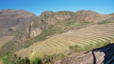 Pisac, Perus Kutsal Vadisi bölgesinde bir köydür. Yokuşta eski tarımsal teraslar. Pisac Arkeoloji Parkı, Peru.
