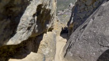 Geçitler, yollar ve taş bloklardan yapılmış duvarlar. İnkalar tarafından Machu Picchu Kalesi, Cusco Bölgesi, Peru 'da yapılan evler, tapınaklar ve yapılar