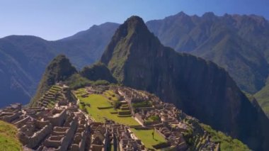 Machu Picchu Kalesi ve Huayna Picchu 'nun dağ manzarası.