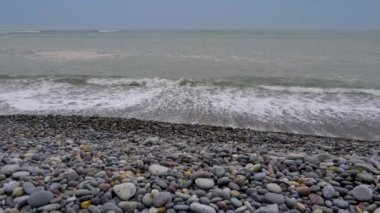 Miraflores plajı. Taşlar ve kayalar Pasifik Okyanusu 'nun sularından etkilenir. Lima Şehri, Peru