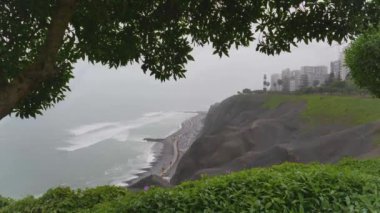 Deniz fenerinin önündeki sisli bir günde sahil manzarası Miraflores, Lima City, Peru 'daki Malecon' da..