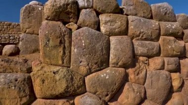 Duvarlara ve koloni kilisesine bakan Chinchero kalesinin duvarlarını oluşturan taş blokların ayrıntıları. Cusco Bölgesi, Peru