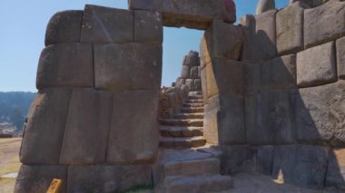 Eski İnka kapısı Sacsayhuaman kalesinin eski gözetleme kulesine tırmanmak için. Büyük taş bloklardan yapılmış tahkimatı mükemmel bir şekilde oyulmuş ve sığdırılmış. Cusco Şehri, Peru