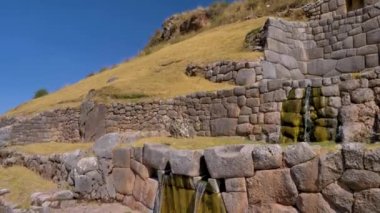 Farklı şelaleleri olan çeşme. Su yukarıdan farklı seviyelere akıyor. Peru 'nun Cusco bölgesindeki Tambomachay Arkeoloji Bölgesi' nde İnka inşaatı