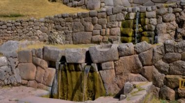 Mimarlık ve eski İnka inşaatları. Peru 'nun Cusco bölgesindeki Tambomachay Arkeoloji Bölgesi' ndeki Çeşmeler