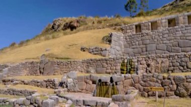 Farklı şelaleleri olan çeşme. Su yukarıdan farklı seviyelere akıyor. Peru 'nun Cusco bölgesindeki Tambomachay Arkeoloji Bölgesi' nde İnka inşaatı