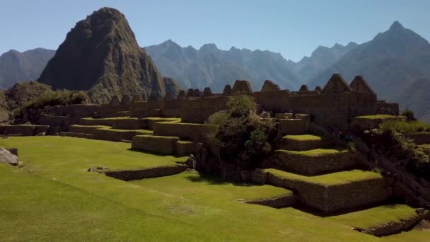 Machu Picchu Buildings Houses Inca Architecture Huayna Picchu Peak Background — Stock Video