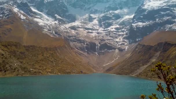 サルカンタイ山脈 クスコ地方 ペルーで雪と雲に覆われた山々とフマンタイラグーンのランドマークパノラマ — ストック動画