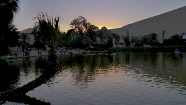 Закат Huacachina Oasis Расслабляющая Сцена Водой Естественном Оазисе Солнце Горной — стоковое видео