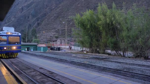 Máquina Locomotiva Aproximando Estação Ferroviária Peru Rail Aguascalientes Região Machu — Vídeo de Stock