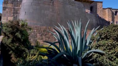 Koricancha (Coricancha ya da Güneş Tapınağı) antik bir İnka tapınağının üzerine inşa edilmiştir. Antik İnka yapılarının mükemmel uyumu ve tasarımı. Cusco şehri, Peru