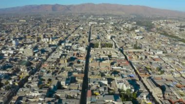 Arequipa Şehir Merkezi 'nin havadan görüntüsü. Ana Meydan Plaza de Armas 'ın binaları ve ana anıtları tonlarca ev ve mahalle ile çevrilidir.