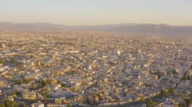Arequipa City 'nin havadan manzarası. Şehir merkezi evlerle dolu..