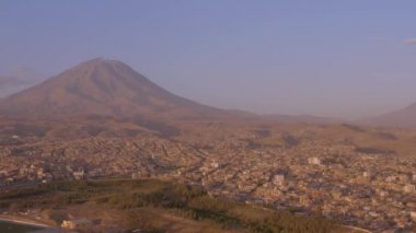 Arka planda Misti volkanı olan Arequipa şehrinde günbatımı manzarası, Peru.