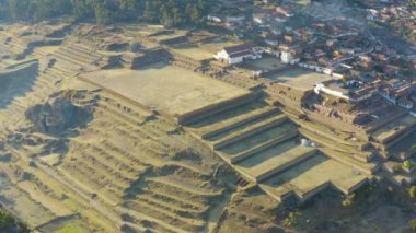 Chinchero 'nun havadan manzarası. Antik İnka harabelerinin üzerinde duvarları ve terasları olan bir tepede bir köy. Kutsal vadi, Peru