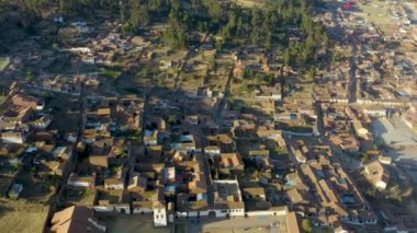 Chinchero 'daki eski İspanyol köyü eski İnka harabelerinin üzerine inşa edilmiş. Kutsal İnkalar Vadisi, Peru.