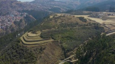 Cusco şehrinin manzaralı havacılık manzaralı Saqsaywaman. Kale, Peru 'nun eski Cusco kentinin üzerindeki bir tepede yer alıyor.