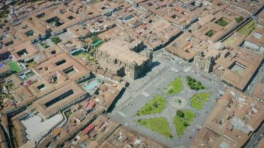 Katedral ve İsa Cemiyeti Kilisesi 'nin etrafındaki hava manzarası. Cusco, Peru 'da ziyaret edilecek en önemli noktalar