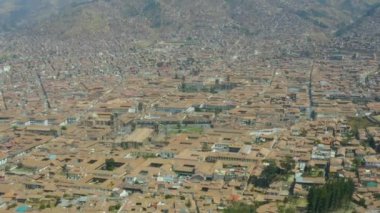 Şehrin dağlarla çevrili olduğu ve aşağıdaki Cusco, Peru 'da olduğunu görebileceğiniz Cusco şehrinin hava manzarası.