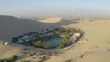 Huacachina, Peru 'nun güneybatısındaki Ica şehrinin batısında bir çöl vahası ve küçük bir köy.