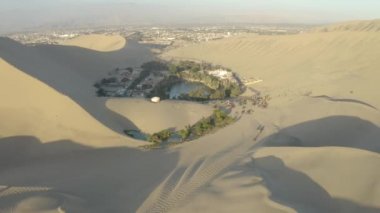 Huacachina, Peru 'da Ica' nın yanında küçük bir vaha.