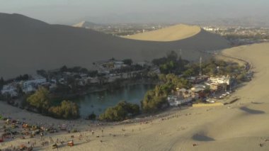 Peru 'nun Ica kenti yakınlarındaki çöl kum tepelerindeki Huacachina Oasis' in hava manzarası.