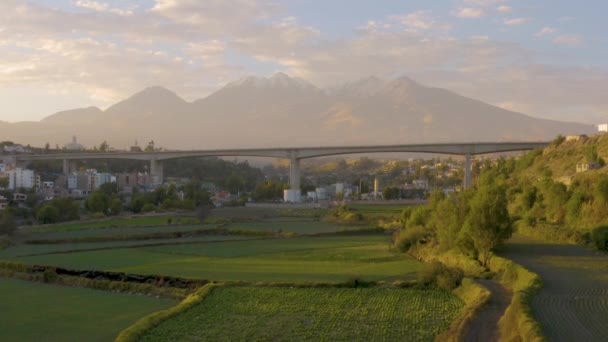 Vista Aérea Una Puesta Sol Ciudad Arequipa Con Volcán Chachani — Vídeos de Stock