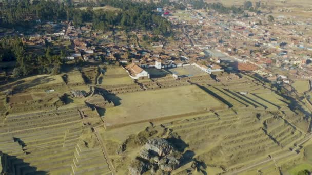 Chincheroは Chincheroの考古学公園のQuentepata部門に何十年も埋葬されたインカ時代のエンクロージャとプラットフォームのセットです — ストック動画