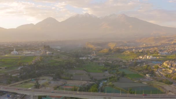 Paisaje Aéreo Puesta Sol Ciudad Arequipa Con Volcán Chachani Como — Vídeos de Stock
