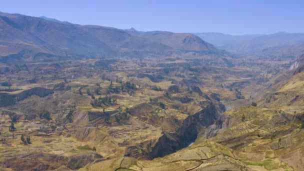 コルカバレーとコルカキャニオン ペルーの空中ビュー 池と崖と農業テラスを構築するインカ — ストック動画