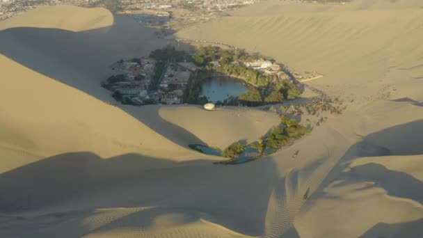 Όαση Πίσω Από Αμμόλοφους Της Ερήμου Huacachina Ica City Περού — Αρχείο Βίντεο