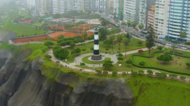 Miraflores, Lima City, Peru 'daki Malecon' da deniz fenerinin önündeki sisli bir günün hava manzarası..