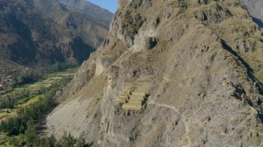 Pinkuylluna 'nın hava manzarası, Ollantaytambo yakınlarındaki İnkalar' ın kutsal vadisi, Peru 'daki İnka depoları.