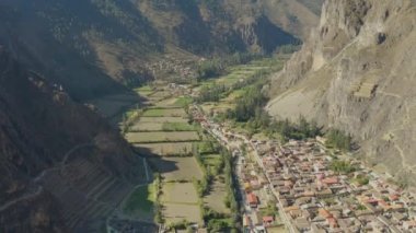 Ollantaytambo 'nun hava manzarası dağlarla çevrilidir. Urubamba Vadisi, Cusco bölgesi, Peru