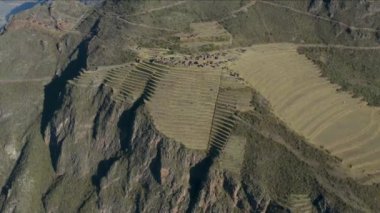 Kutsal Vadi 'deki Pisac' ta Güneş Tapınağı 'nın harabelerinin etrafındaki hava manzarası. Peru.