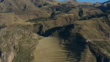 Pisac inca kalıntıları vadinin girişindeki bir tepenin üzerinde yatar. Kutsal İnkalar Vadisi, Peru