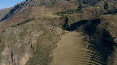 Pisac 'ın havadan görünüşü. İnkalar 'ın kutsal vadisinde antik bir Peru köyü. Vilcanota Nehri üzerinde yer almaktadır. Kutsal İnkalar Vadisi, Peru