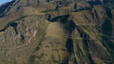 Pisac kalıntıları sırt boyunca ayrılır. Güneş Tapınağı, hamamlar, sunaklar, su fıskiyeleri, tören platformu ve oyulmuş bir volkanik çıkıntı. - Evet. Kutsal İnkalar Vadisi, Peru