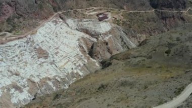 Salinas veya Salineras de Maras 'ın hava manzarası. Peru, And Dağları 'nda bir tuz madeni.