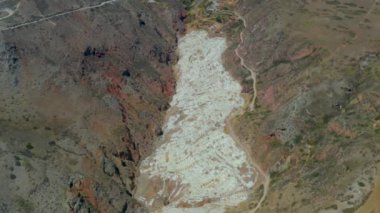 Salinas veya Salineras de Maras, Peru 'nun Kutsal Vadisi yakınlarındaki bir tuz madeni.