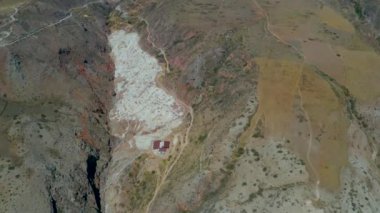 Maras, Cuzco ve Peru 'daki tuz göletlerinin manzarası