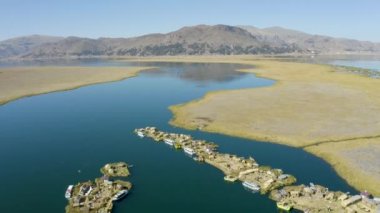 Titicaca Gölü 'ndeki Uros adalarının hava manzarası. Adalar totora sebzesiyle yapılır.
