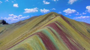 Vinicunca Vadisi 'ndeki Gökkuşağı Dağı' nda (veya Montaa de los Siete Colores) ilerleyen bulutların zamanı. Mavi gökyüzü kırmızı dağlarla çelişiyor. Cusco Bölgesi, Peru