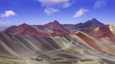 Vinicunca Vadisi 'ndeki Kızıl Vadi ve Gökkuşağı Dağı' nda zaman kaybı. Kırmızımsı dağlarla mavi gökyüzünün yüksek kontrastı. Cusco Bölgesi, Peru