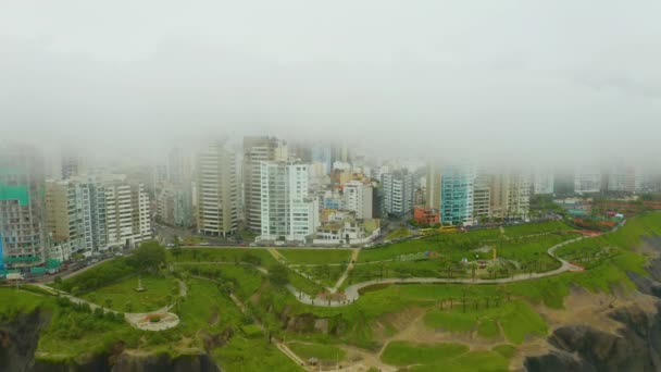 Luchtlandschap Stad Lima Kust Gebouwen Zijn Gedeeltelijk Bedekt Met Dichte — Stockvideo