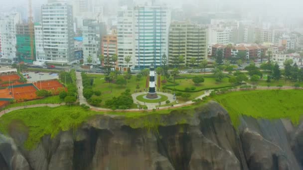 空中ビュー霧の日に灯台とリマの海岸線 ミラフローレスの崖 ペルーのリマ市 — ストック動画